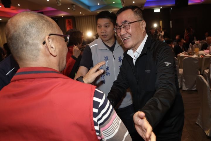 李四川遭質疑黑道關係　游象賢反擊：與游錫堃謝長廷合影怎不說？