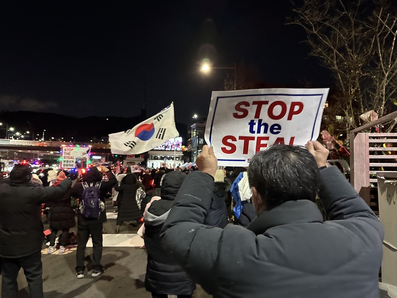 韓國右翼團體支持總統尹錫悅，抵抗檢警對他的拘捕行動。圖/中央社