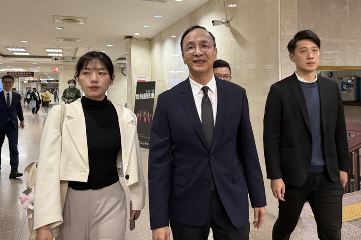 圖為前國民黨主席朱立倫5日赴北檢應訊時,朱家軍全員到齊的畫面。圖/中央社