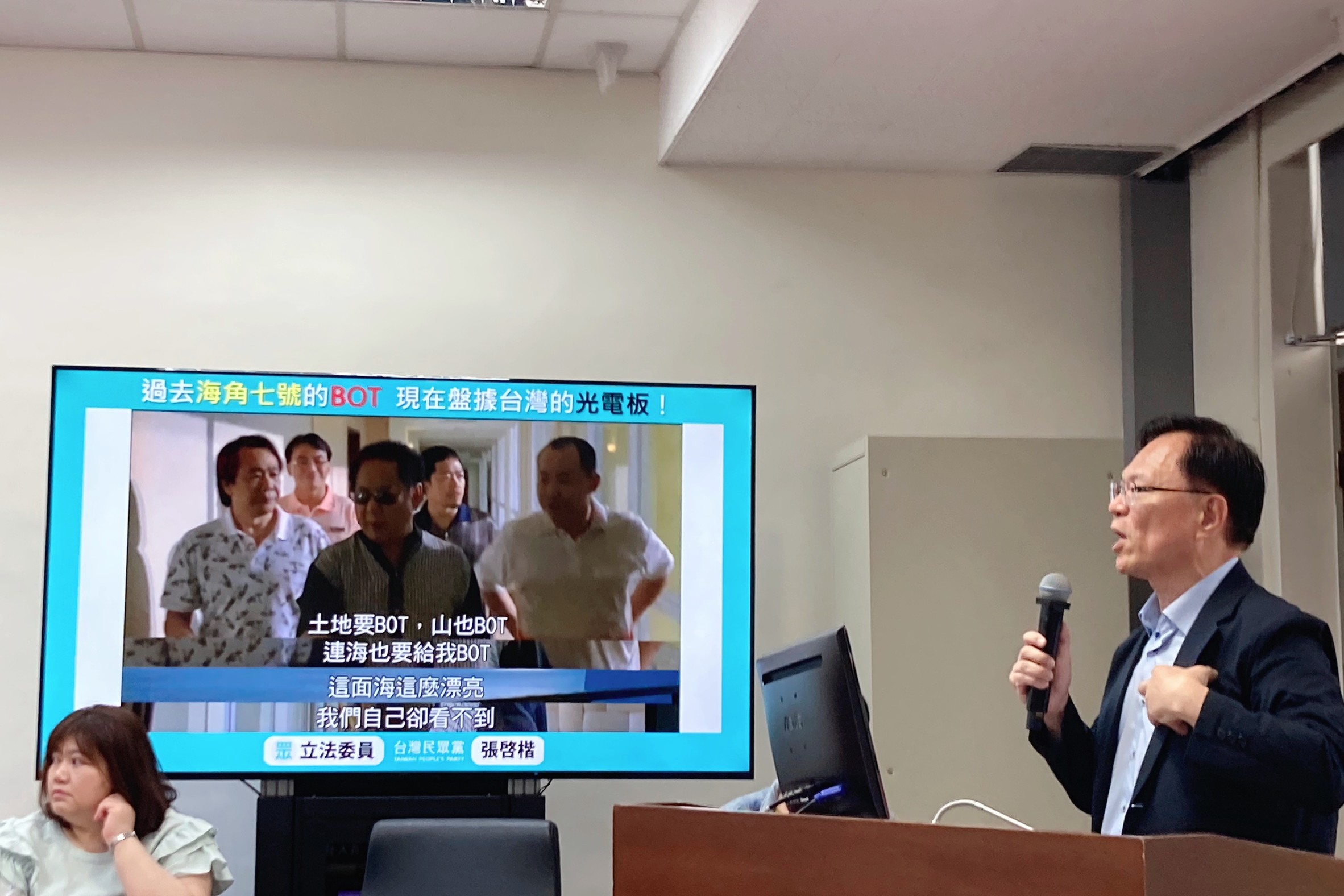 民眾黨立委張啓楷11日質疑，高雄大樹區陡峭山坡地被鏟光並種上光電，恐怕重演小林村土石流滅村悲劇。圖/張啓楷辦公室提供