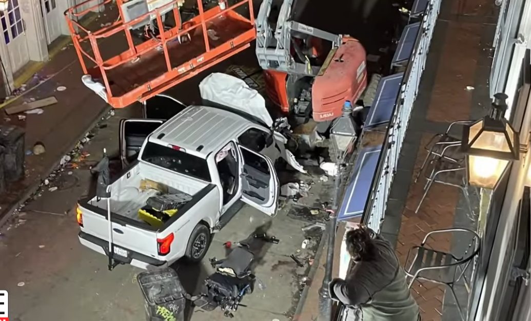 美國路易斯安那州紐奧良市元旦發生的卡車衝撞人群事件，現場滿腹瘡痍。圖/翻攝自Inside Edition YouTube頻道
