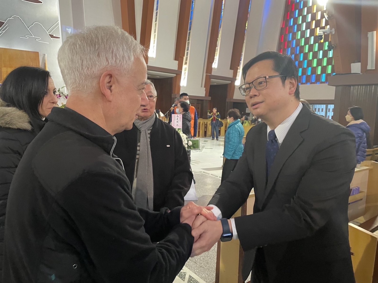 外交部歐洲司長黃鈞耀(右)遭爆料,涉及職場霸凌。圖/取自駐教廷大使館臉書