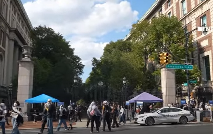 哥倫比亞大學支持巴勒斯坦的抗議學生，7日從校園魚貫走出來加入市區抗議活動。圖/翻攝自FREEDOMNEWS TV You Tube 頻道