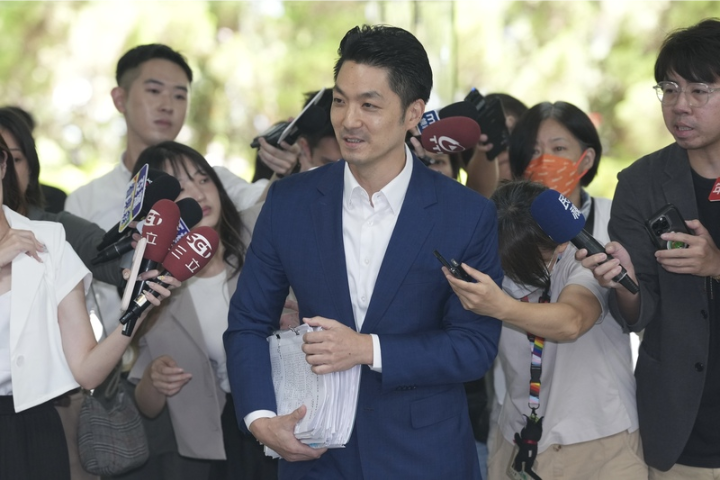 兒赴美交換遭質疑　連勝文轟「欺負十幾歲小朋友」　蔣萬安：別因父親是市長就被迫放棄追夢