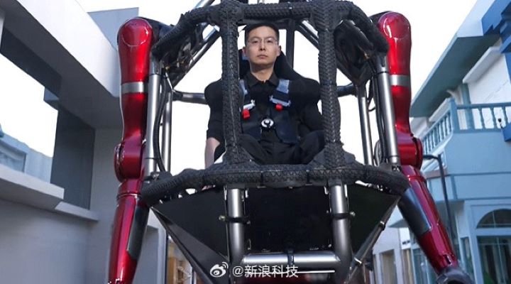 宇樹科技創辦人王興興親自登艙示範,展示機甲由雙足站立切換至四足模式,並在戶外行走。圖/取自新浪科技微博