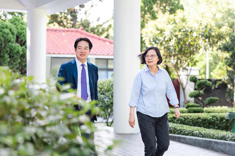 前總統蔡英文卸任近半年，將於12日以非官方身分出訪捷克等國。圖為6日總統賴清德（左）邀蔡英文（右）至總統官邸作客，並預祝蔡英文出訪歐洲順利。圖/中央社