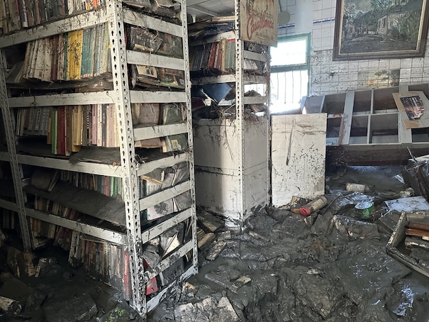 馬太鞍溪堰塞湖洪患重創光復鄉，洪水沖進家戶，作家赫恪住在重災區的敦厚路，3萬本藏書全泡湯。圖/中央社