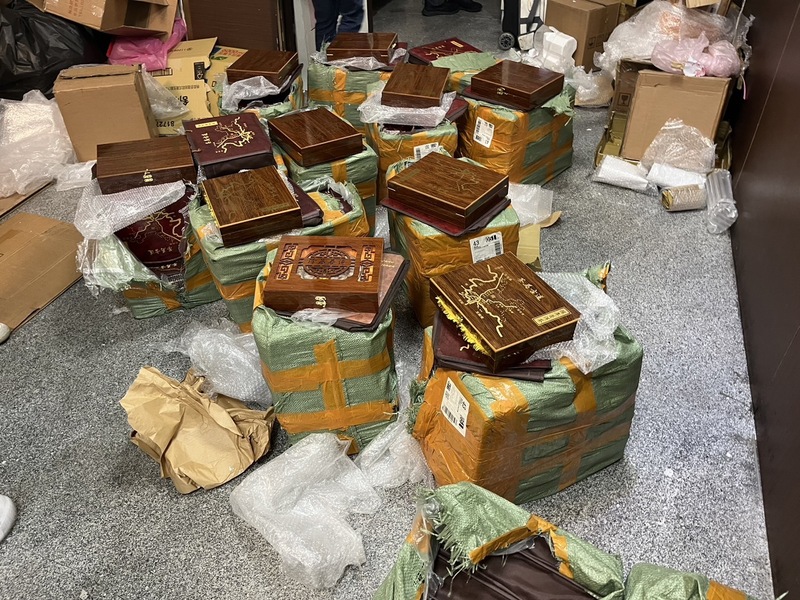 警方指出,詐團進口大陸劣質茶葉,以精美包裝誆稱「百年普洱茶餅」,敲詐金額高達5600百萬元。圖/中央社