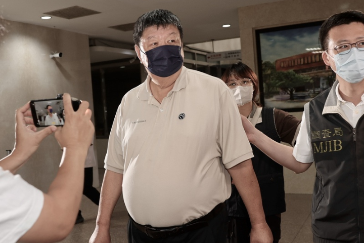 國民黨立委陳雪生(左)涉嫌利用親友詐領助理費、收受廠商提供助理使用等案件。他25日凌在檢調人員陪同下抵達台北地檢署。圖/中央社