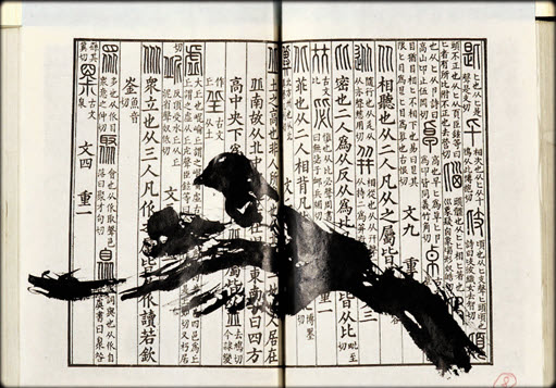 威廉．肯特里奇，《樣板戲札記》(影像截圖)，2015，高解析三頻投影裝置，11 分 14 秒。威廉．肯特里奇工作室，約翰尼斯堡，圖/藝術家提供