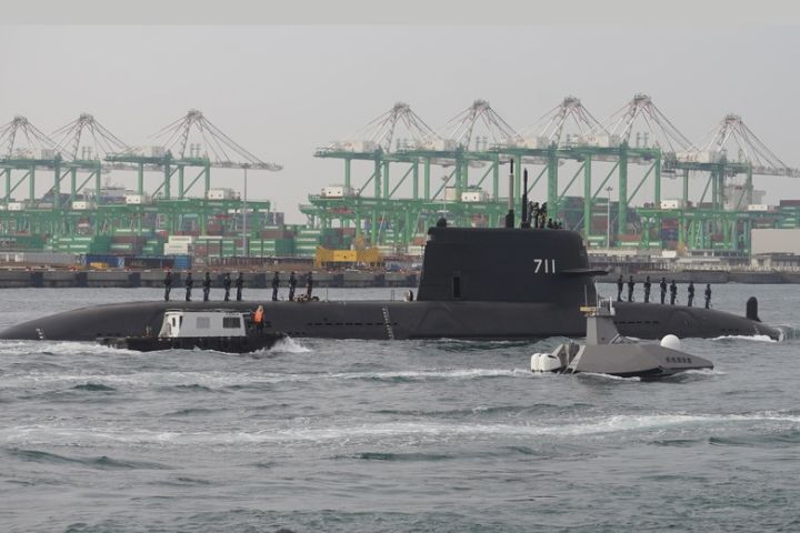 潛艦國造原型艦海鯤艦，10日進行第5次潛航測試，台船自主研發的奮進魔鬼魚無人船也一同出海。圖/中央社