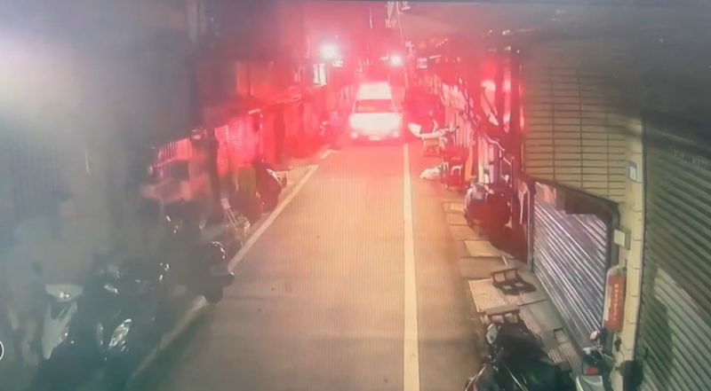 63歲鄭姓男子好心收留53歲的葉姓男子一晚，兩人卻因為充電線發生爭執互毆，而鄭男被打倒在地後便失去呼吸心跳，詳細死因有待法醫解剖釐清。圖／翻攝畫面