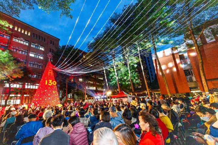 雙春金蛇年最高火紅15米聖誕樹　璀璨國北教大