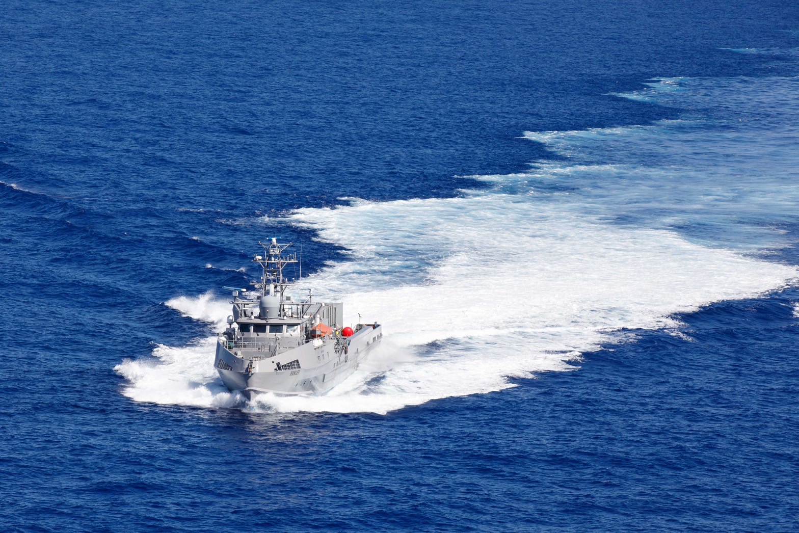 美軍無人水面艦艇(USV) 遊騎兵號（Ranger）抵達橫須賀艦隊活動基地。圖/取自美國海軍