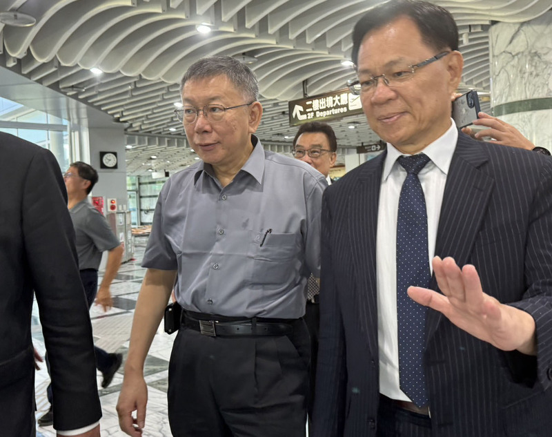 民眾黨主席柯文哲（前左）4日搭機赴花蓮參加國民黨立委傅崐萁母親告別式，約在上午9時35分抵達花蓮機場，面對記者提問沒回應。圖/中央社