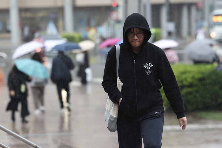 鋒面通過各地有雨　冷空氣南下各地越晚越冷