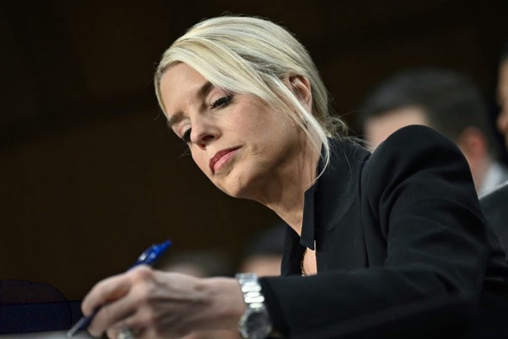 轉移焦點　川普下令司法部調查艾普斯坦與柯林頓等政商名流往來