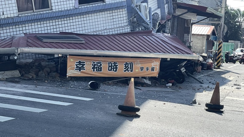 花蓮近海3日上午7時58分發生芮氏規模7.2地震，花蓮市北濱街「幸福時刻早午餐」房屋嚴重傾斜，一樓整層消失。圖/ 中央社