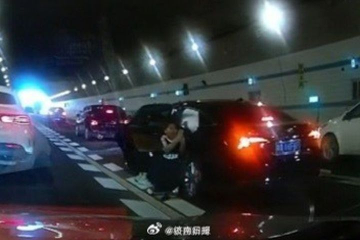 這一跪感動全大陸！10歲男孩跪地攔車救母　路人接力施救