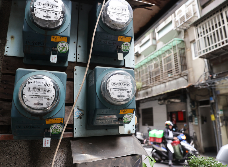 經濟部電價費率審議會28日決議，考量國際關稅變化與地緣政治風險，可能引發國際經濟及物價波動隱憂，決議電價不調整。圖為台北市一處公寓電表。圖/中央社
