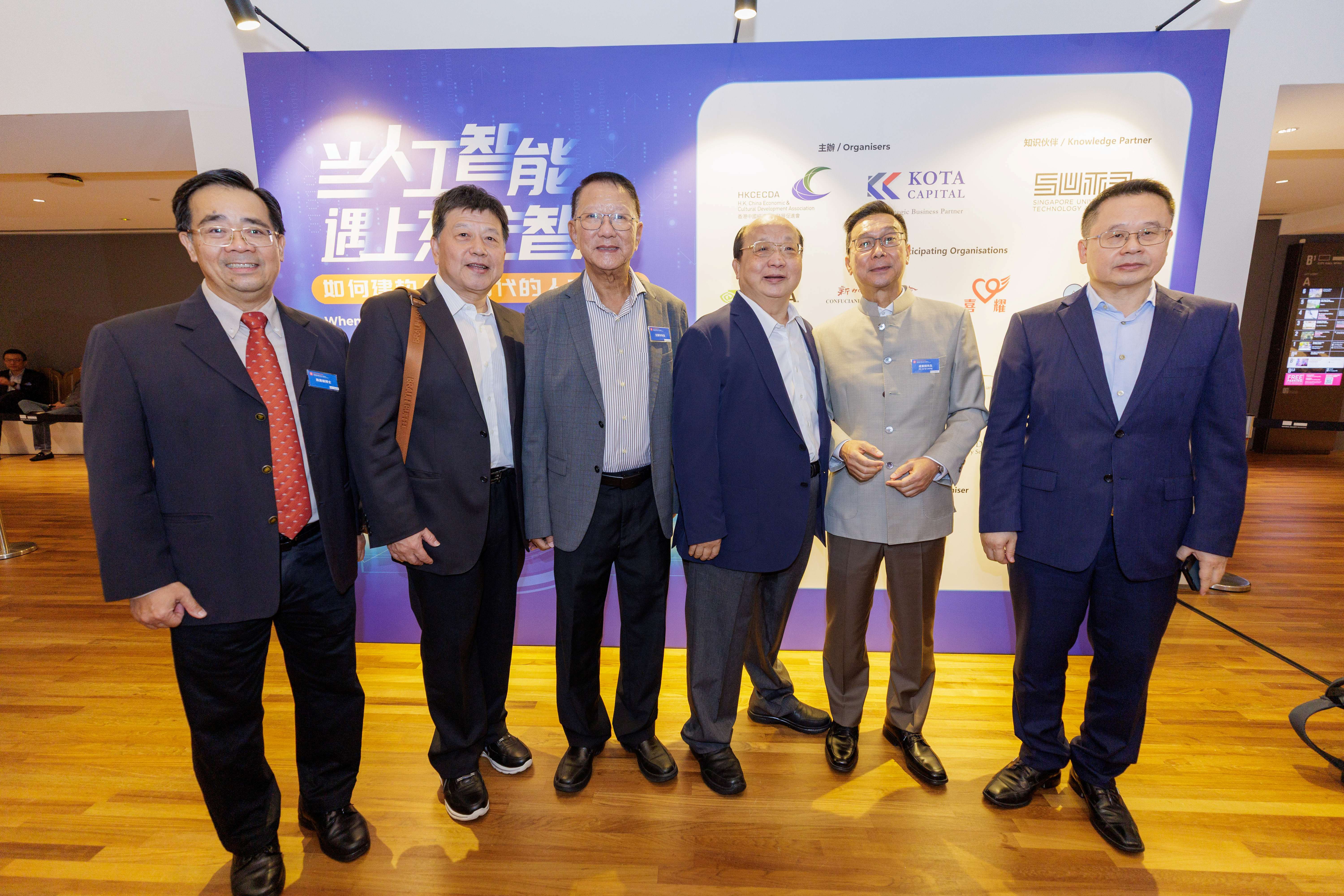 香港、台灣、新加坡三地論壇「當人工智慧遇上東方智慧——如何建構AI 時代的人文價值」18日在新加坡國家美術館登場。右二是香港高柏資本控股集團主席盧業樑,台灣方面有前台中市長胡志強(右三)、梅花媒體集團董事長王綽中(右一)以及ETtoday社長馬詠睿(左二)等參加。圖/梅花新聞網提供