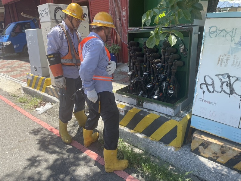 台南市東區、南區及中西區局部區域1290戶人家2日中午發生停電，初判是市區開關箱熔絲座故障，台電人員已完成搶修。 圖／中央社