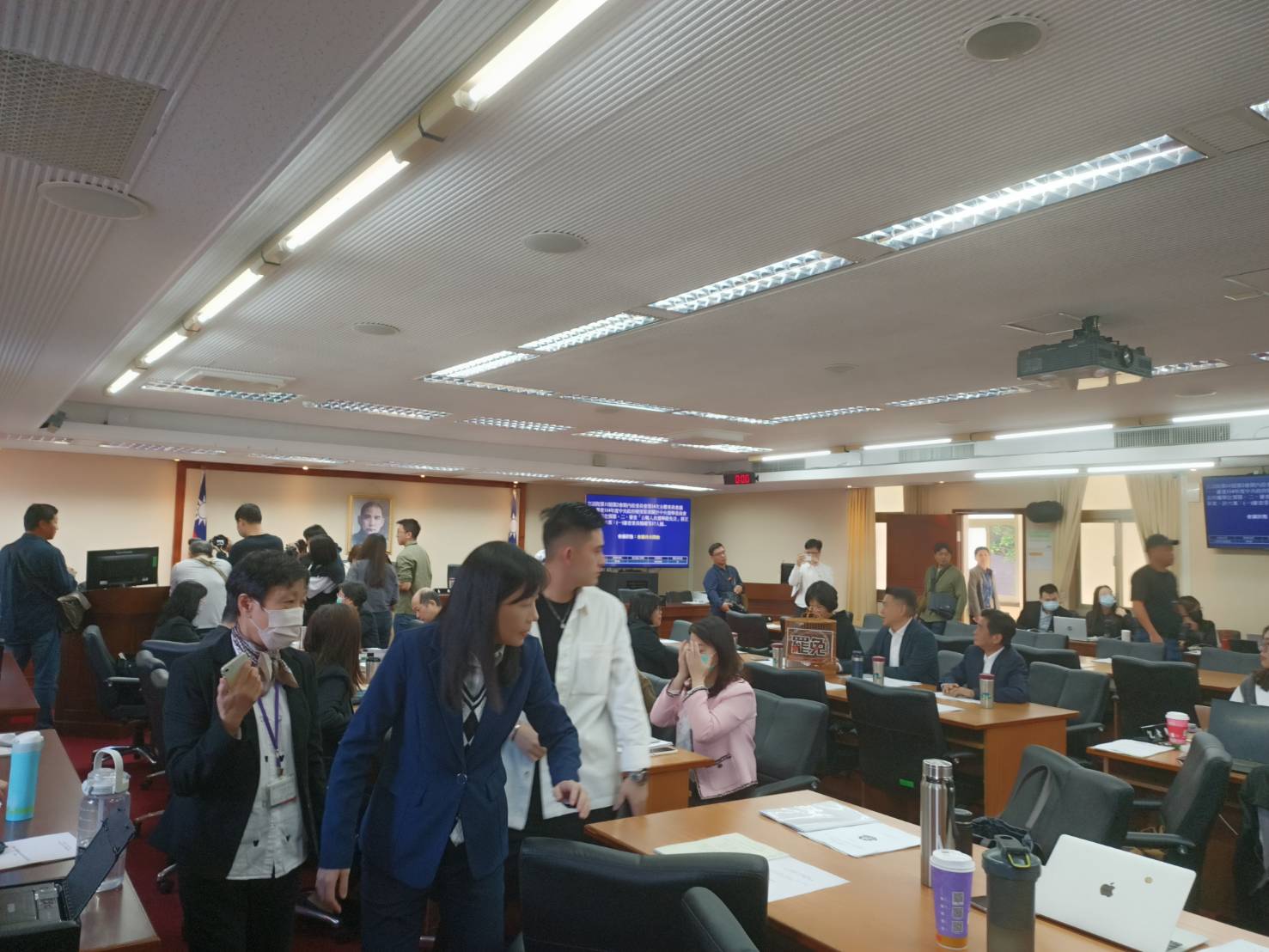 立法院內政委員會5日再度排審選罷法修正草案，不過未發生上次主席台遭霸占等衝突。圖/簡立欣攝