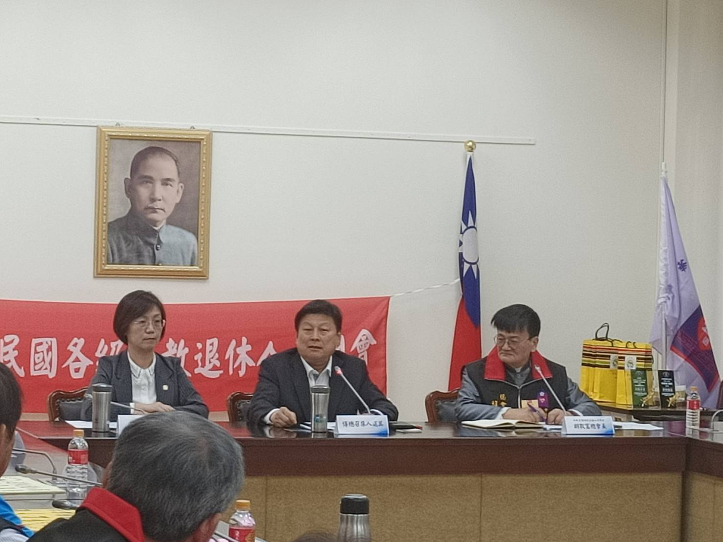 中華民國各級公教退休人員總會10日赴立法院拜會國民黨團，左起國民黨立委翁曉玲、國民黨團總召傅崐萁、公教退休人員總會長胡敦富。圖/記者簡立欣攝