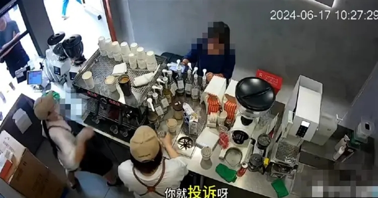 女店員情緒失控高聲大喊，「你投訴呀」。圖/截自監控視影片