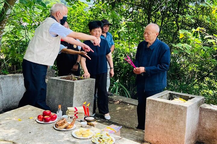 劉姓老翁(右一)終於得赴台北市富德公墓祭拜先父。圖/取自海基會《臉書》官方粉專