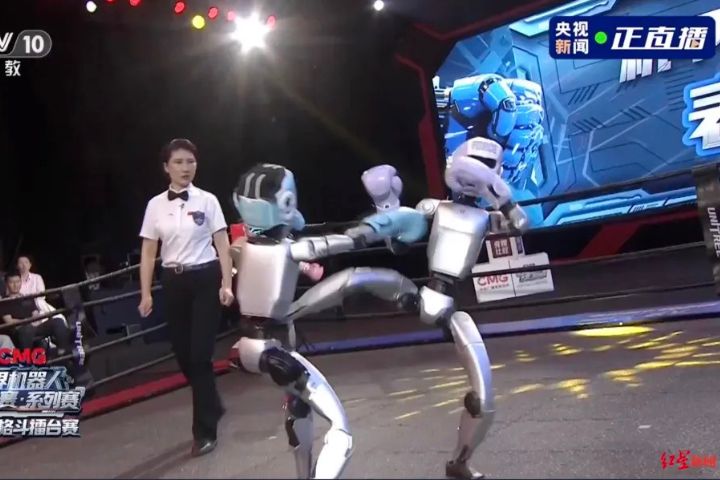 「CMG世界機器人大賽．系列賽—機甲格鬥擂台賽」在杭州開賽，宇樹科技的G1人形機器人披掛上陣。圖/取自央視新聞