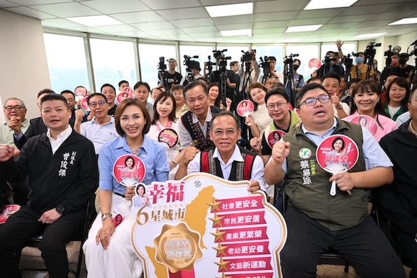 民進黨邱議瑩（前左二）的競選辦公室25日成立，與會人士合影。圖／邱議瑩競辦提供