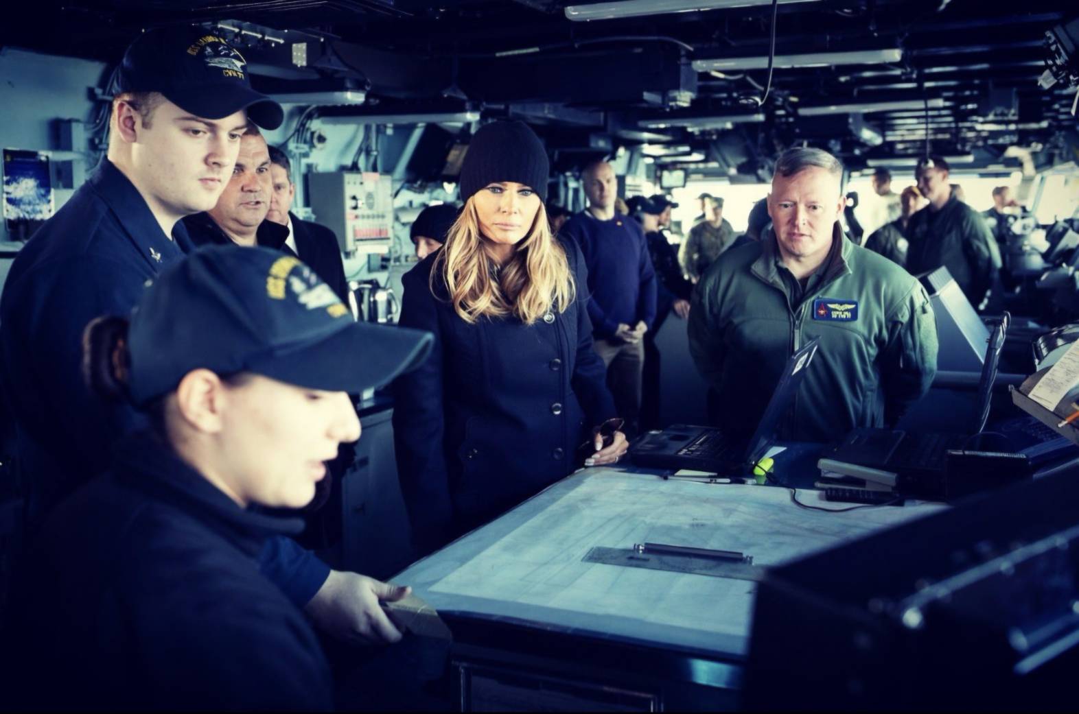 美國第一夫人梅蘭妮尼(中)陪總統川普前往維吉尼亞州諾福克(Norfolk),出席海軍建軍250周年慶典,並觀看船上作業。圖/取自MELANIA TRUMP X