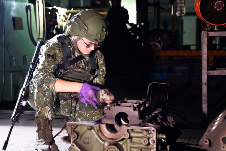 第三作戰區後勤部隊配合演習利用夜間實施「擴大修能」演練。圖/軍聞社提供