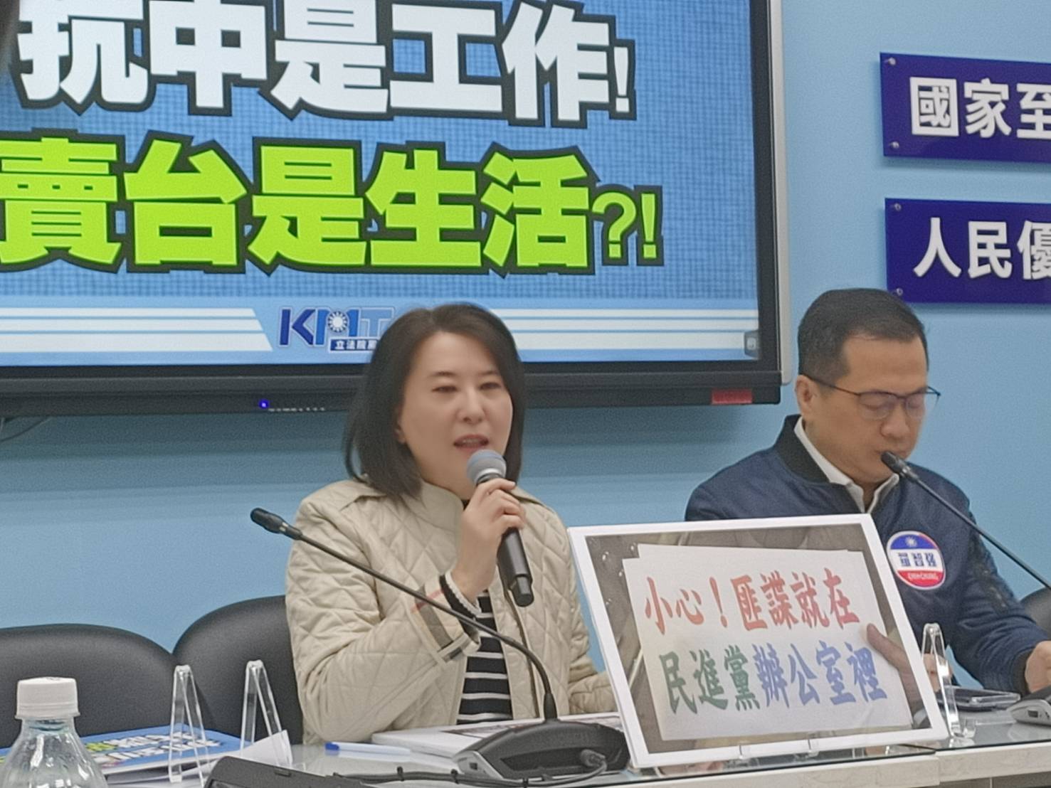 國民黨團書記長王鴻薇(左)2日痛批，民進黨團居然為了總召柯建銘一人秀，而取消3個委員會行程。圖/記者簡立欣攝