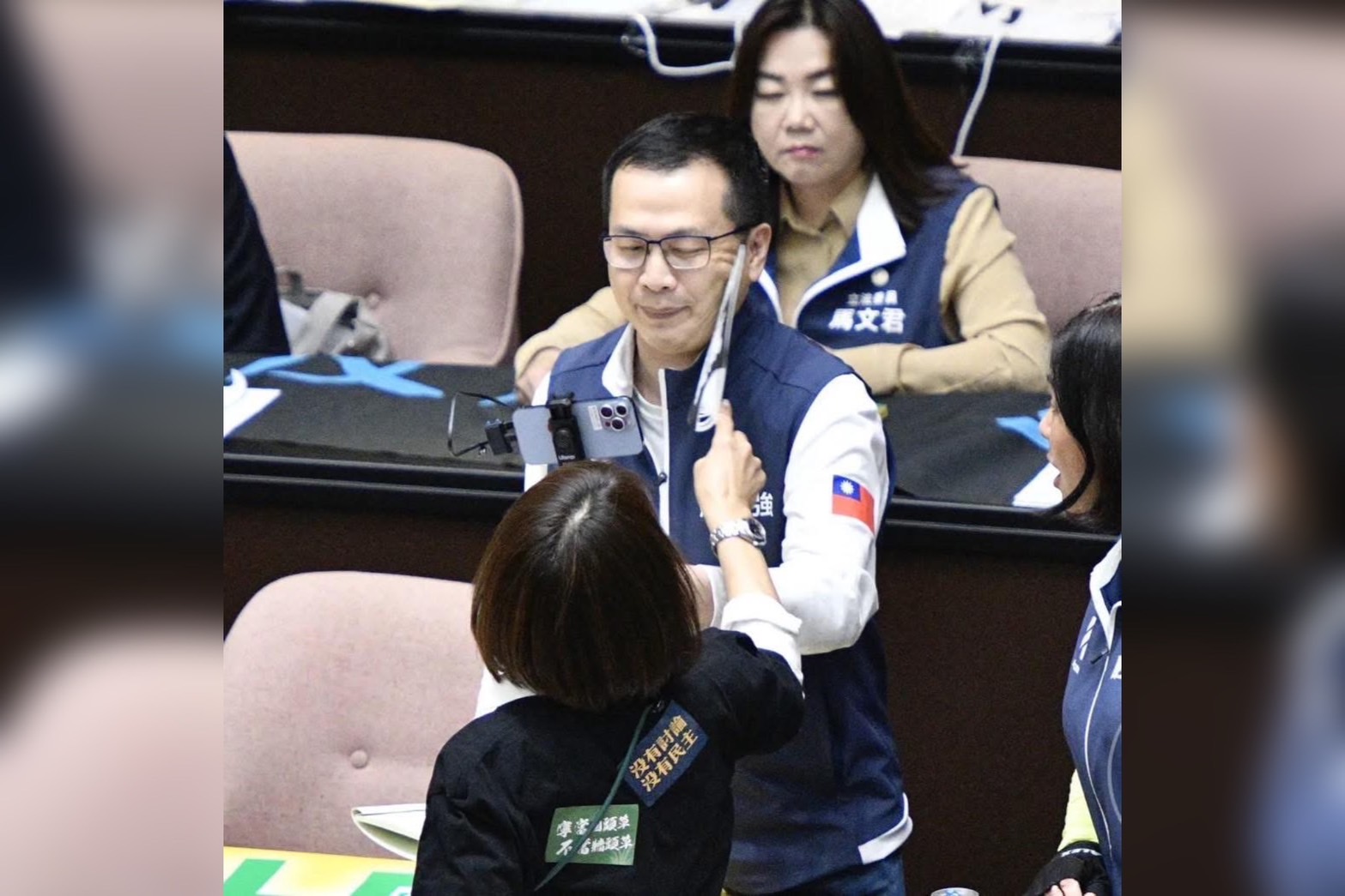 綠委邱議瑩在立院打國民黨立委羅智強耳光，遭判賠20萬。圖/取自羅智強臉書