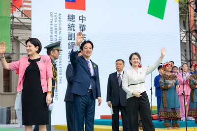 賴清德（中）就職演說在兩岸社會引發熱議，泛藍選民則對演說兩岸關係尖銳化感到擔憂。圖/總統府flickr