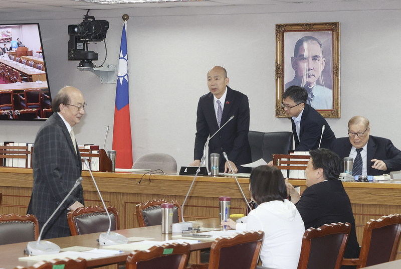 民進黨團總召柯建銘一回歸立院便與立法院長韓國瑜展開口水戰。圖／中央社