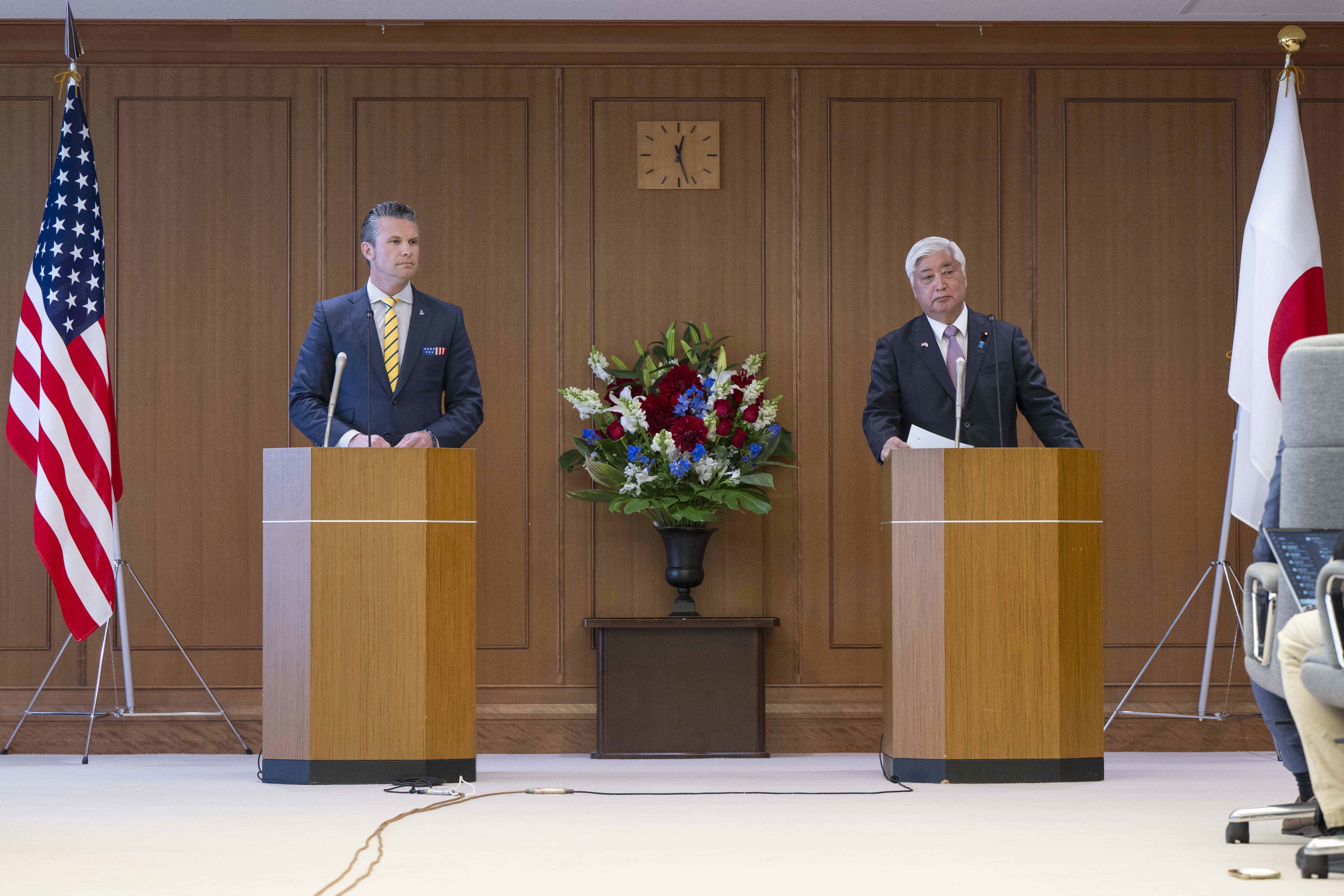 美國國防部長赫格塞斯（左）與日本防衛大臣中谷元（右）30日強調台海和平重要性。圖/取自美國國防部官網