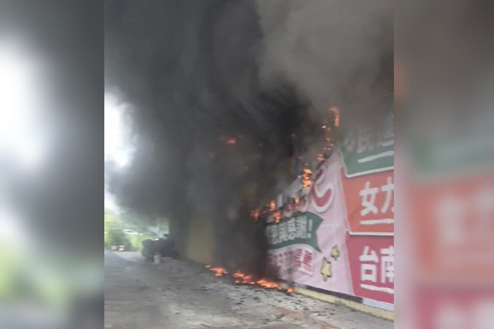 台南市永康區一家五金賣場26日上午發生火警,市府消防局獲報後趕往救援。圖/中央社