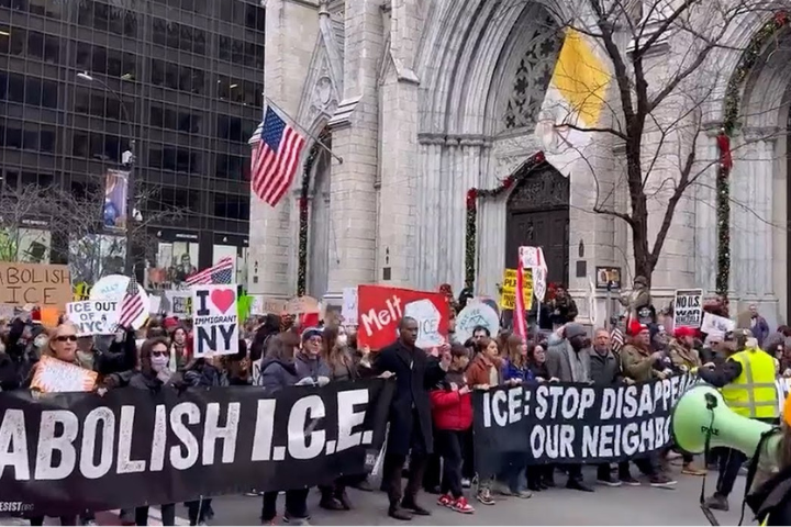 ICE槍殺女子案引爆萬人抗議　諾姆：將再向明州增派數百名探員