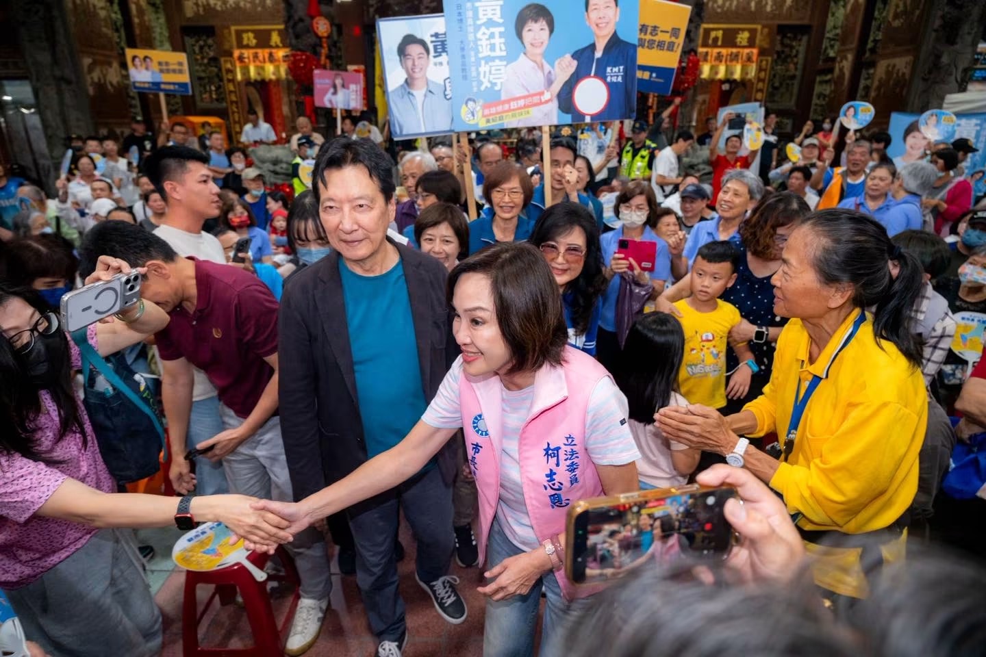 資深媒體人趙少康24日晚(中左)特地南下合體國民黨高雄市長候選人柯志恩(中右)。圖/取自柯志恩臉書