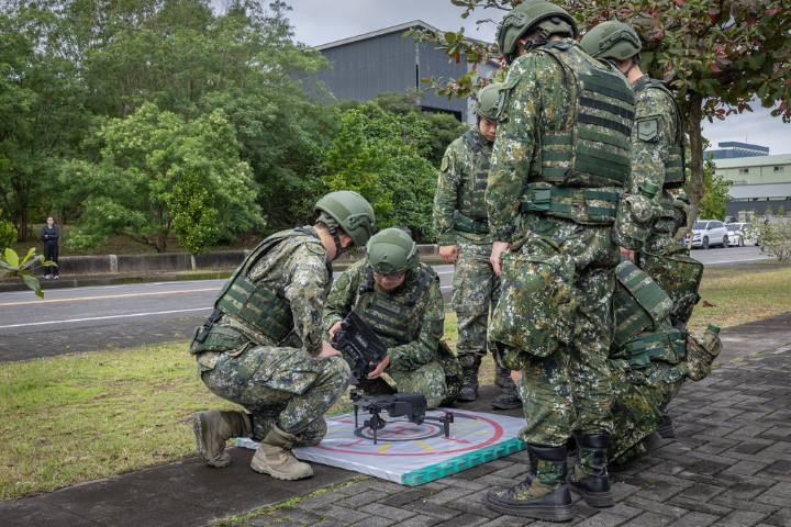 台灣退役將領說，發展本土無人機產業不僅是經濟政策，更攸關國防韌性。圖為國軍部隊正研究無人機起飛。圖／取自國防部發言人臉書