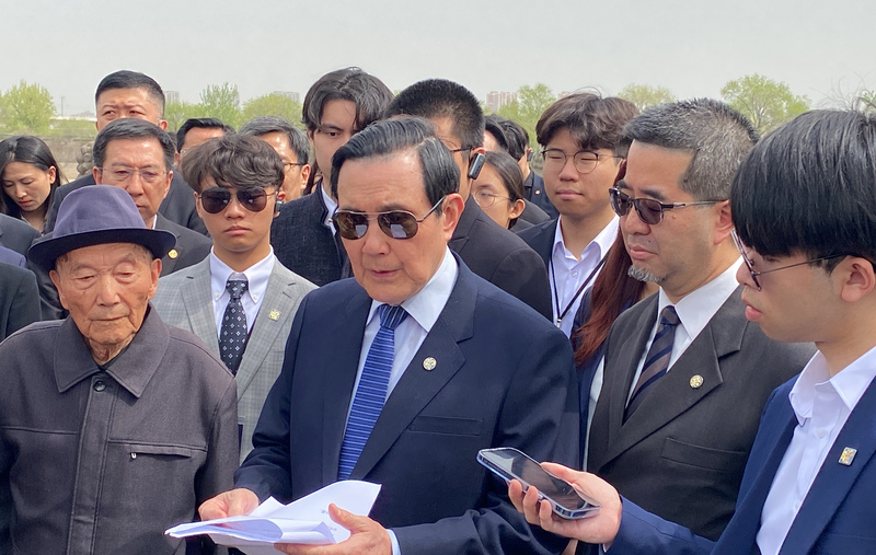 馬英九此次訪陸與習近平二會機會高，蘇起認為有助於緩解兩岸緊張。圖為馬英九參觀抗日紀念館。圖/中央社