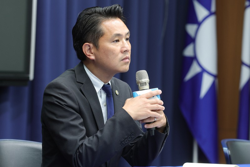沈伯洋昔稱中華民國「類殖民體制」今喊生日快樂！陳以信批：為選舉面目全非