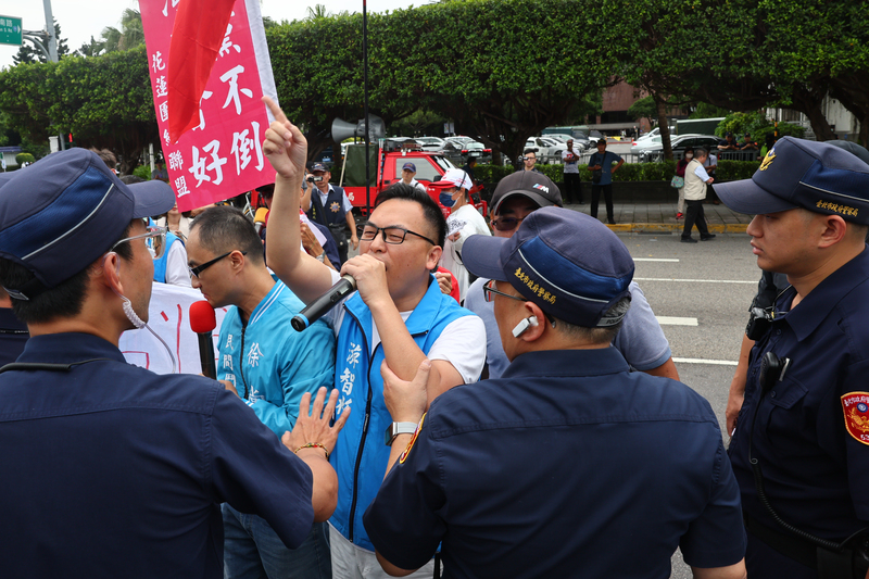 【520總統就職典禮】場外民眾高舉旗幟表達訴求