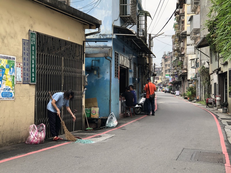客運駕駛原打算到修車廠，卻跟著導航駛進了窄巷，撞毀一旁民宅的遮雨棚。圖/中央社