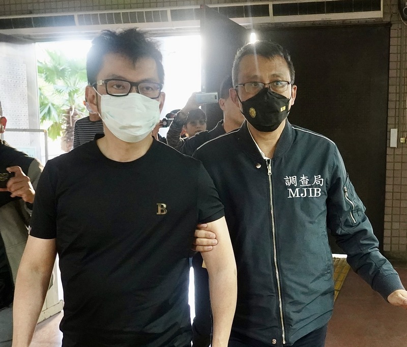 蘇丹紅進口商負責人李彥廷（左）13日被撤銷交保，改為羈押禁見。圖/中央社