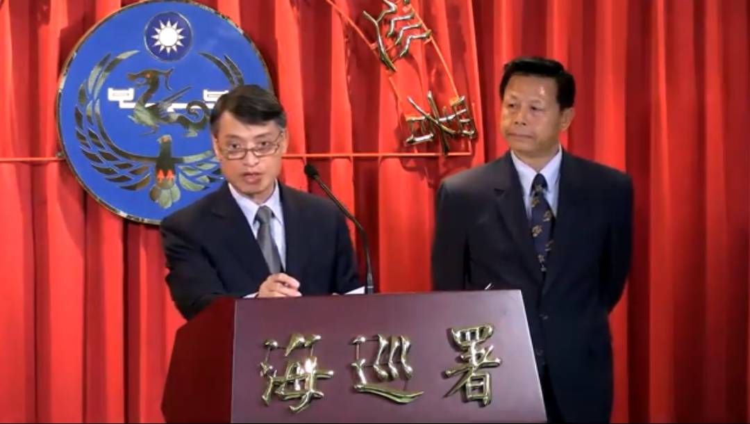 海巡署官員說明「大進滿88號」漁船遭陸海警船查扣事件。圖/翻攝海巡署直播