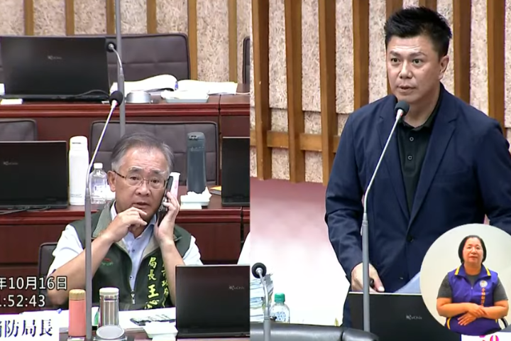 消防局長王志平（左）於答詢時接市長陳其邁電話、不甩質詢。圖/取自高雄市議會YT頻道
